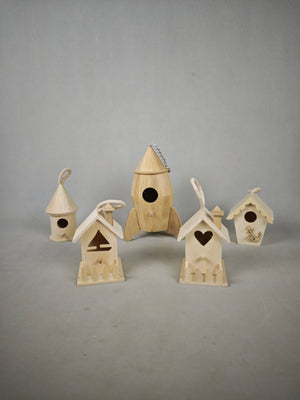 Outdoor garden wooden birdhouse pendant, antique-style natural wood bird nest, creative rocket-shaped birdhouse, courtyard and balcony decorative hanging ornament, jute rope hanger
